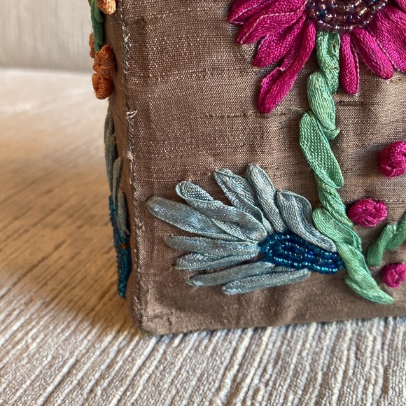 Embroidered Handbag with Flowers - Picture 5 of 7